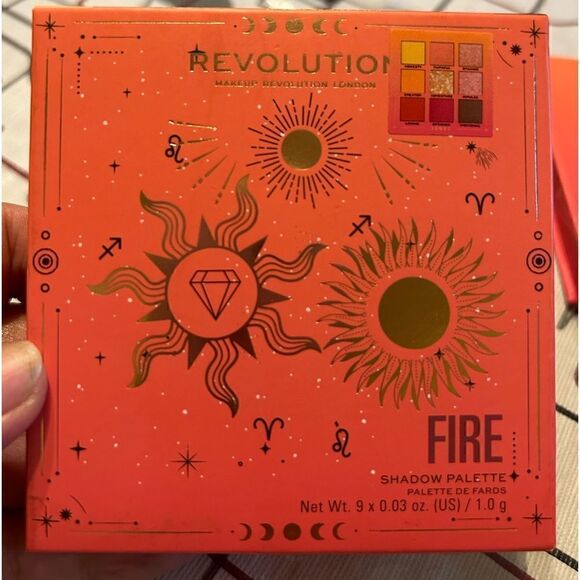 NWT/NIB Revolution palette - Picture 2 of 8